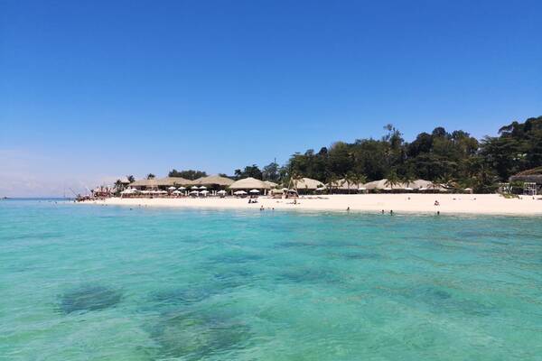 Türkisfarbenes Meer und weißer Sandstrand am Sunrise Beach auf Koh Lipe