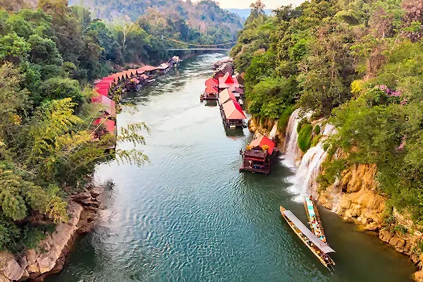 Flusslandschaft am River Kwai mit schwimmenden Unterkünften während einer Rundreise durch Thailand