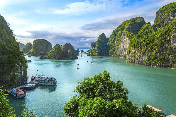 Kalksteininseln in der Halong-Bucht im Norden Vietnams