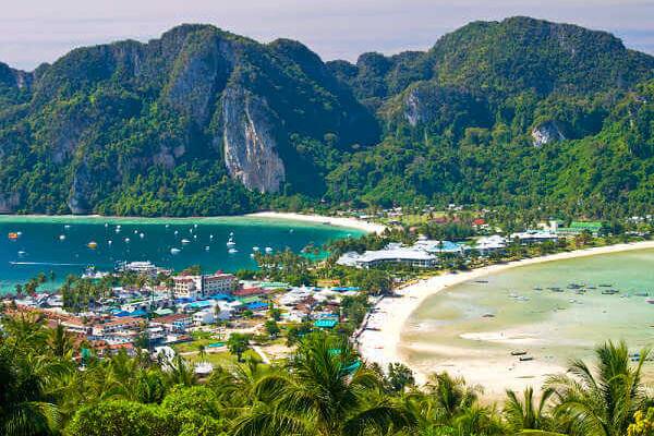 Phi Phi Inseln mit weißen Stränden und türkisfarbenem Meer beim Inselhopping in Thailand