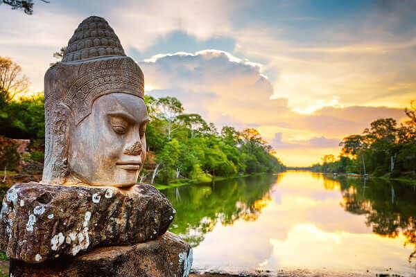 Steinfigur am Wasser in Angkor Thom bei einer Rundreise durch Kambodscha