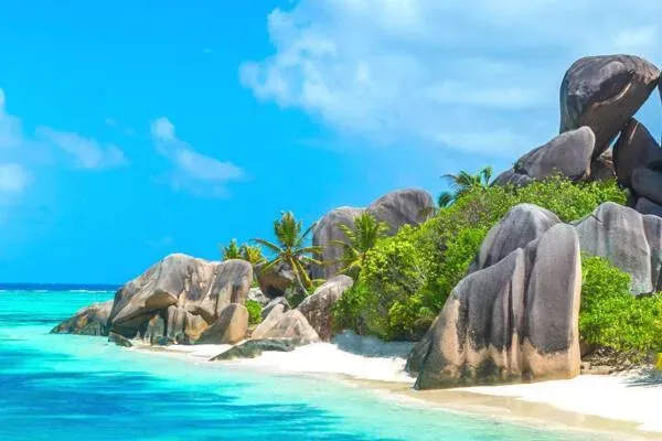 Strand auf La Digue mit Granitfelsen und türkisfarbenem Meer auf den Seychellen