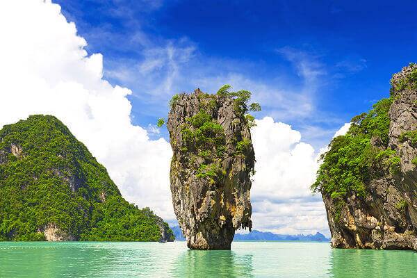 Felsformationen und tropische Küste während einer Thailand Rundreise