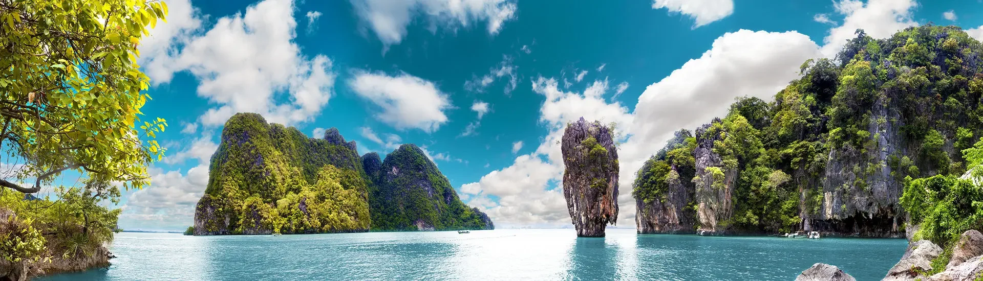 Kalksteinfelsen in der Andamanensee bei Phuket unter blauem Himmel – typisches Küstenbild für die beste Reisezeit in Thailand