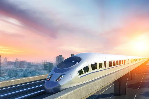 Moderner Hochgeschwindigkeitszug in China fährt über Brücke bei Sonnenaufgang, Symbol für Infrastruktur