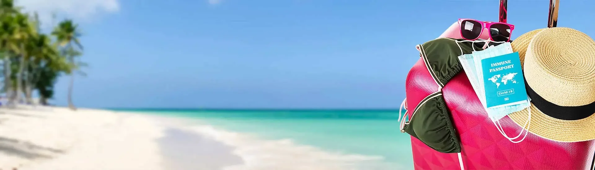 Strand mit Koffer, Sonnenhut und Reisepass als Symbol für individuelle Kombireisen mit AsiaGo