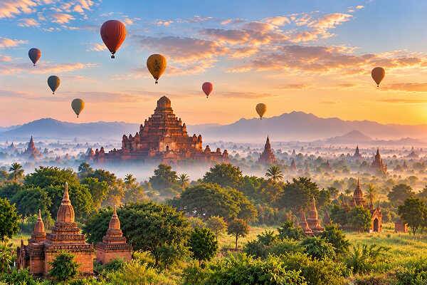 Tempellandschaft von Bagan mit Heißluftballons bei Sonnenaufgang