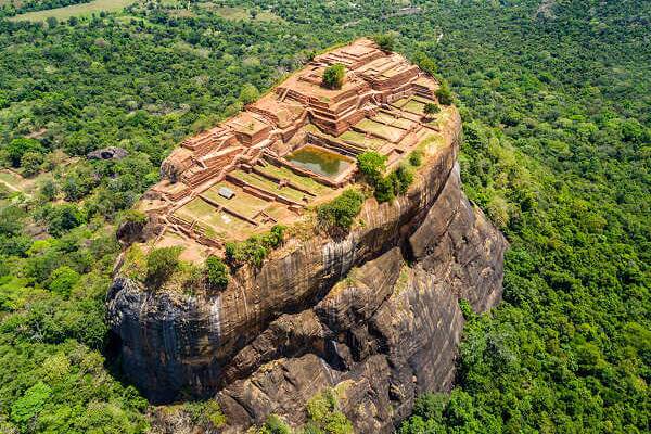 Die Ruinen der historischen Felsenfestung Sigiriya liegen im Herzen Sri Lankas