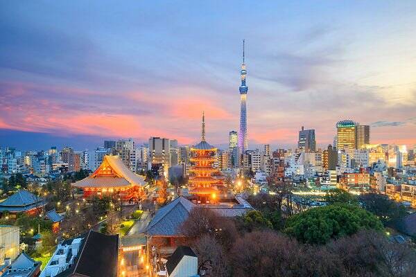 Skyline von Tokio mit traditionellem Tempel und Tokyo Skytree bei Sonnenuntergang