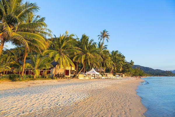 White Sand Beach auf Koh Chang mit hellem Sandstrand, Palmen und ruhigem Meer