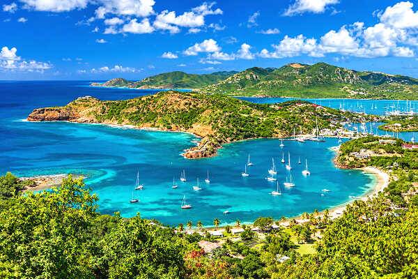 Traumhafte Bucht auf Antigua mit türkisblauem Meer, Segelbooten und grüner Küstenlandschaft