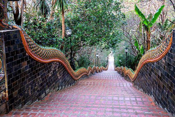 Treppenaufgang mit Drachenbalustrade zum Wat Phra That Doi Suthep in Chiang Mai