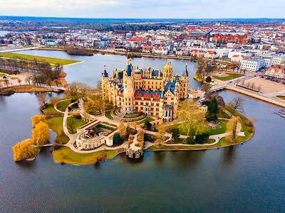 Schloss Schwerin in Mecklenburg, Deutschland – ein beeindruckendes Reiseziel mit historischer Architektur und malerischer Umgebung