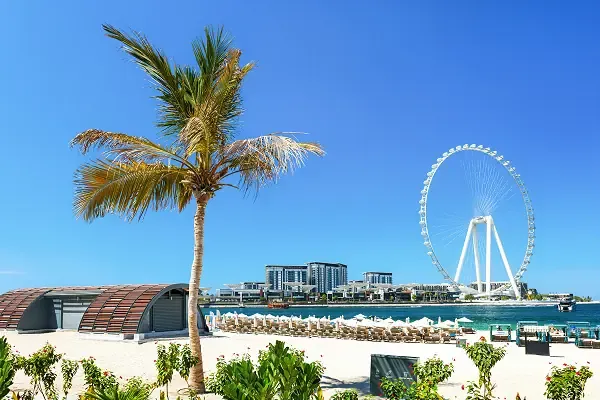 Strandabschnitt am JBR Beach in Dubai mit Blick auf das Riesenrad Ain Dubai und Bluewaters Island