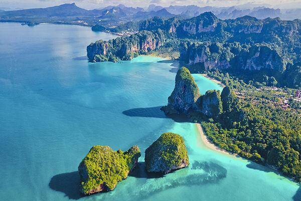 Luftaufnahme von Railay Beach in Krabi mit Kalksteinfelsen und hellem Sandstrand