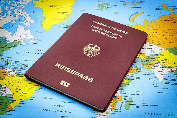 Checkliste für Reisevorbereitung: Reisepass, Kreditkarte und Auslandskrankenversicherung