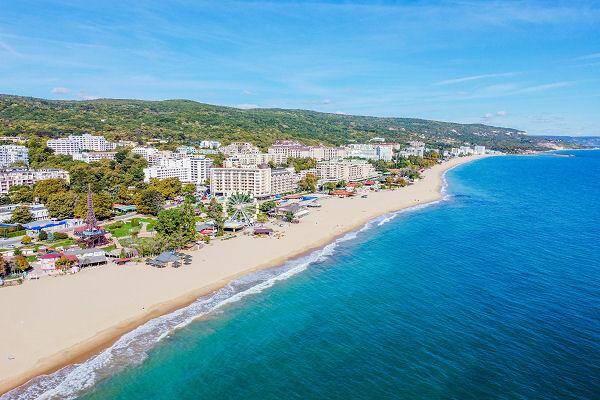 Strandpromenade und Sandstrand an der bulgarischen Schwarzmeerküste
