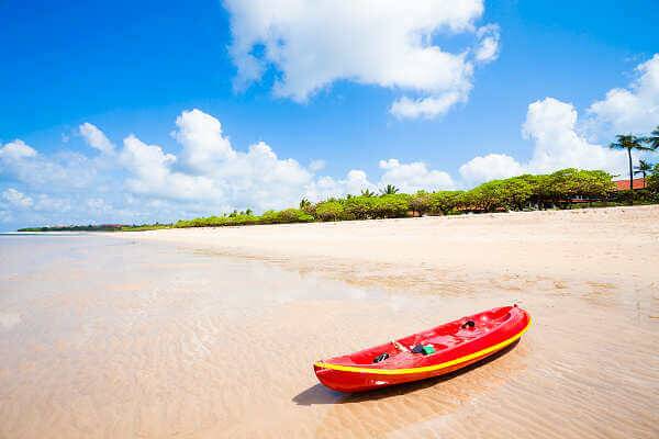 Heller Sandstrand auf Bali mit ruhigem Meer – ideal als Startpunkt für Inselhopping in Indonesien