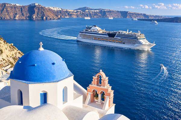Kreuzfahrtschiff vor der Küste von Santorini in Griechenland