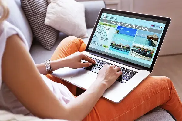 Person nutzt das AsiaGo-Tool am Laptop, um eine Asienreise online flexibel zu planen und zu buchen