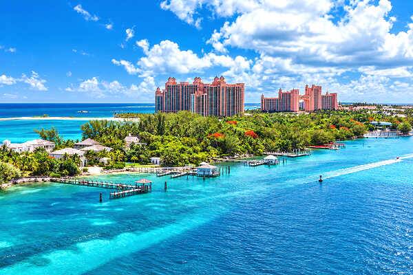 Türkisblaues Meer und tropische Küstenlandschaft mit Atlantis Resort auf den Bahamas