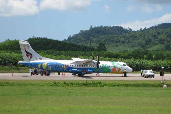 Flugzeug von Bangkok Airways auf dem Flughafen Trat mit grüner Landschaft im Hintergrund