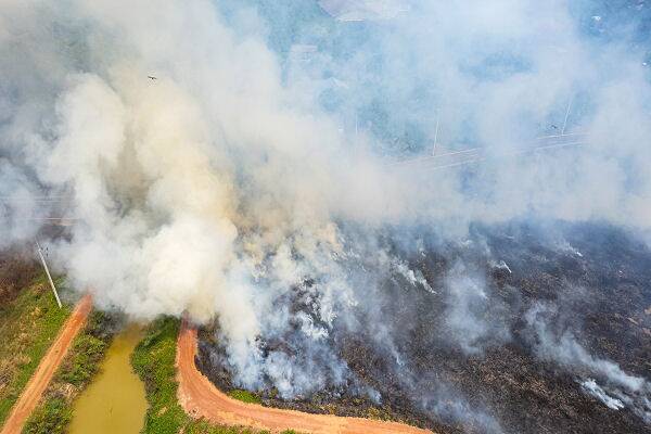 Rauchschwaden während der Burning Season, verursacht durch das Abbrennen abgeernteter Reisfelder in Myanmar und Thailand.