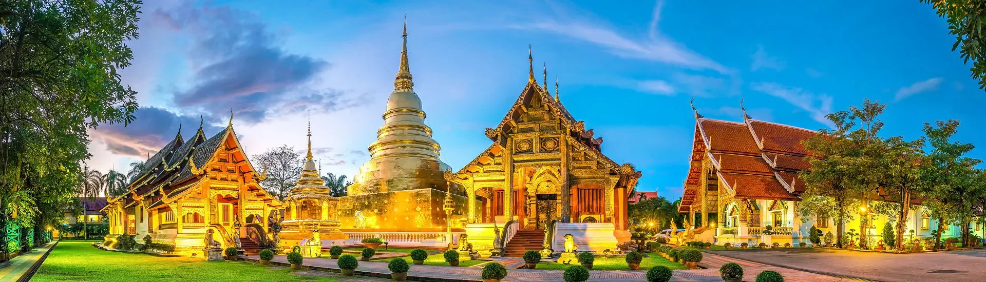 Wat Phra Singh Tempel in der Altstadt von Chiang Mai bei Abendlicht