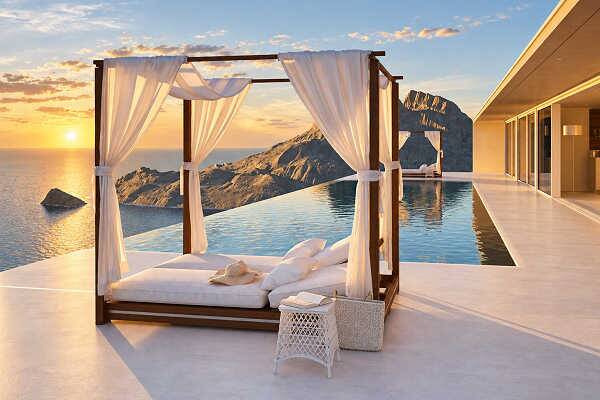 Luxuriöses Resort mit Infinity-Pool und Meerblick bei Sonnenuntergang