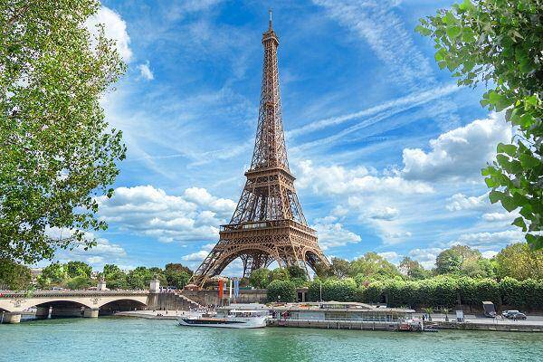 Eiffelturm in Paris mit Fluss Seine und Booten