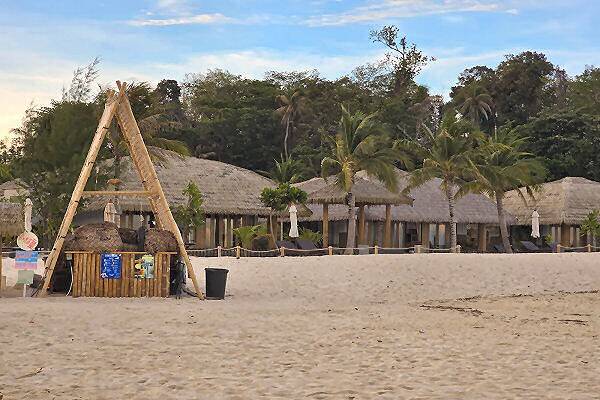 Strandbungalows des Castaway Resort am Sunrise Beach auf Koh Lipe