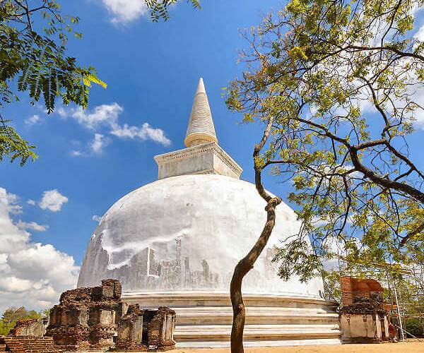 Dagoba von Tissamaharama in Sri Lanka Die Tissamaharama Dagoba, die sich mitten in der Tempelanlage des Klosters befindet, ist eine der größten Stupas in Sri Lanka