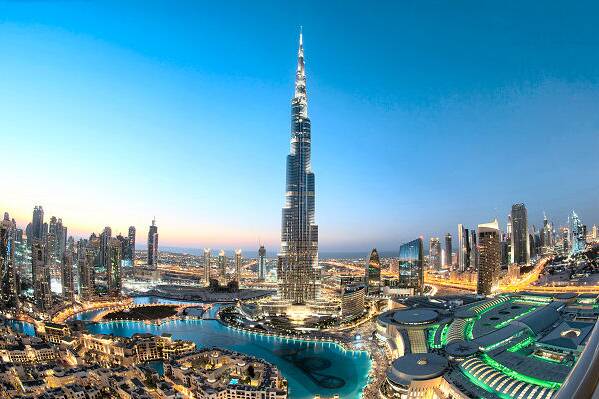 Skyline von Dubai mit dem Burj Khalifa und der Dubai Fountain bei Abendbeleuchtung