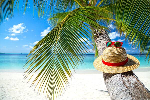 Strand mit Palme, Sonnenhut und türkisfarbenem Meer – Inselhopping mit AsiaGo