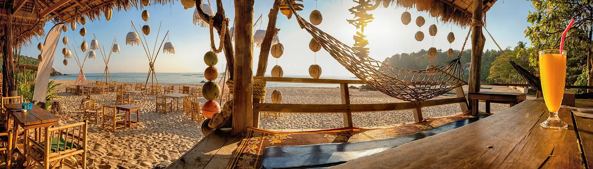 Strandbar mit Hängematte und Meerblick in Thailand – Kombireisen mit AsiaGo