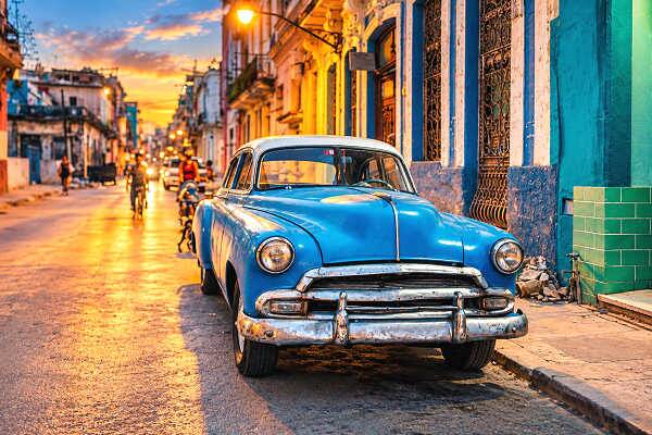 Blauer Oldtimer in einer historischen Straße in Havanna auf Kuba