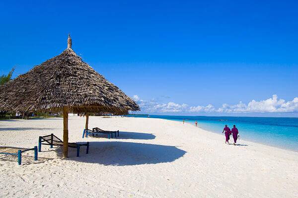 Strand auf Sansibar mit Palmen und weißen Sandstränden im Indischen Ozean