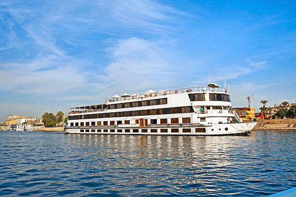 Nilkreuzfahrtschiff auf dem Nil in Ägypten
