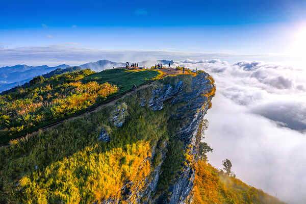 Berglandschaft bei Chiang Rai in Nordthailand mit Aussichtspunkt Phu Chi Fa über den Wolken