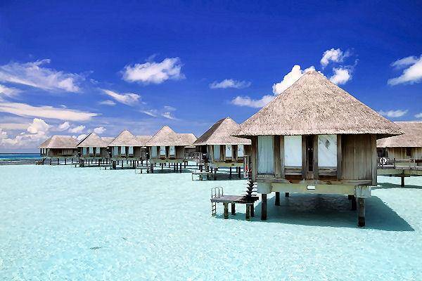 Wasserbungalows auf den Malediven über türkisfarbenem Meer