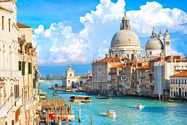 Blick auf den Canal Grande in Venedig mit der Basilika Santa Maria della Salute bei blauem Himmel