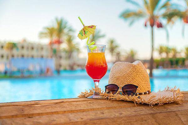 Erholung am Pool mit Getränk in sonniger Umgebung