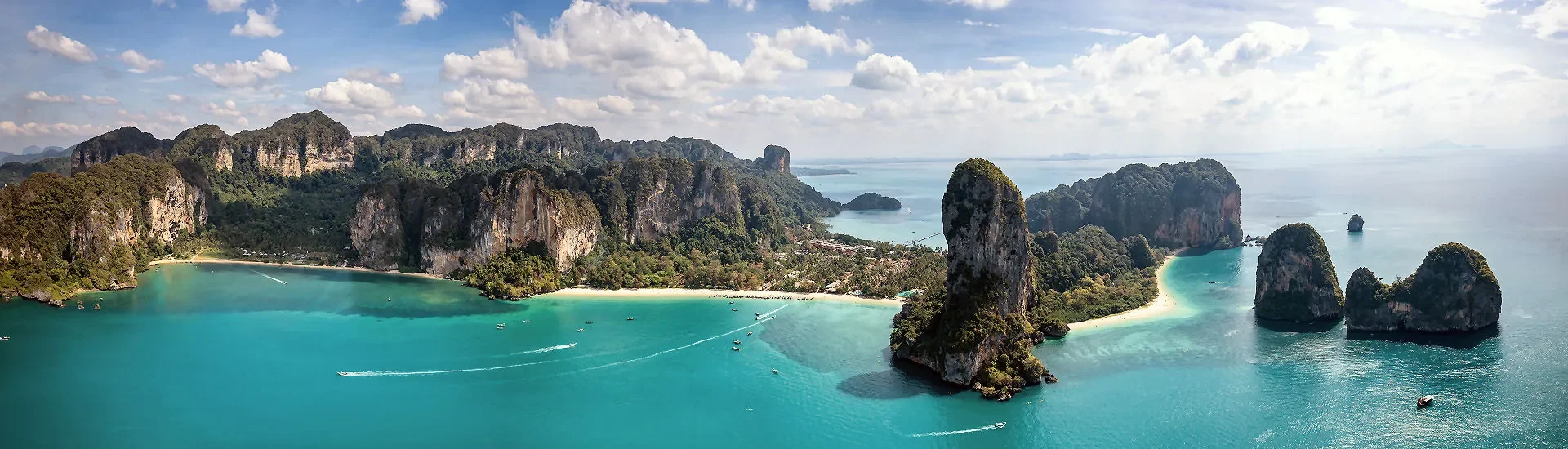 Railay Beach und Phra Nang in Krabi mit türkisfarbenem Meer und markanten Felsformationen