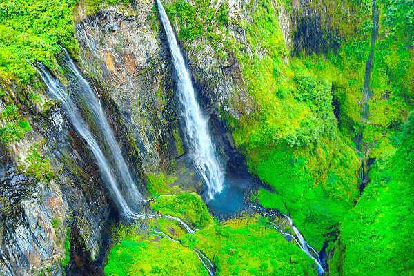 Wasserfälle im Talkessel Trou de Fer auf Réunion mit dichter, grüner Vegetation