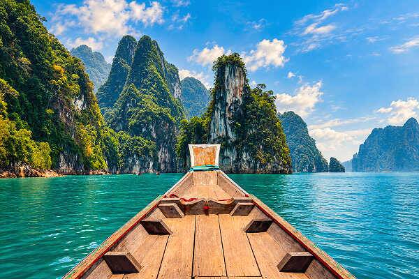 Longtail-Boot vor den Kalksteinfelsen im Süden Thailands