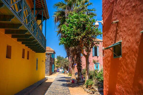 Gasse mit farbigen Häusern auf Gorée Island im Senegal