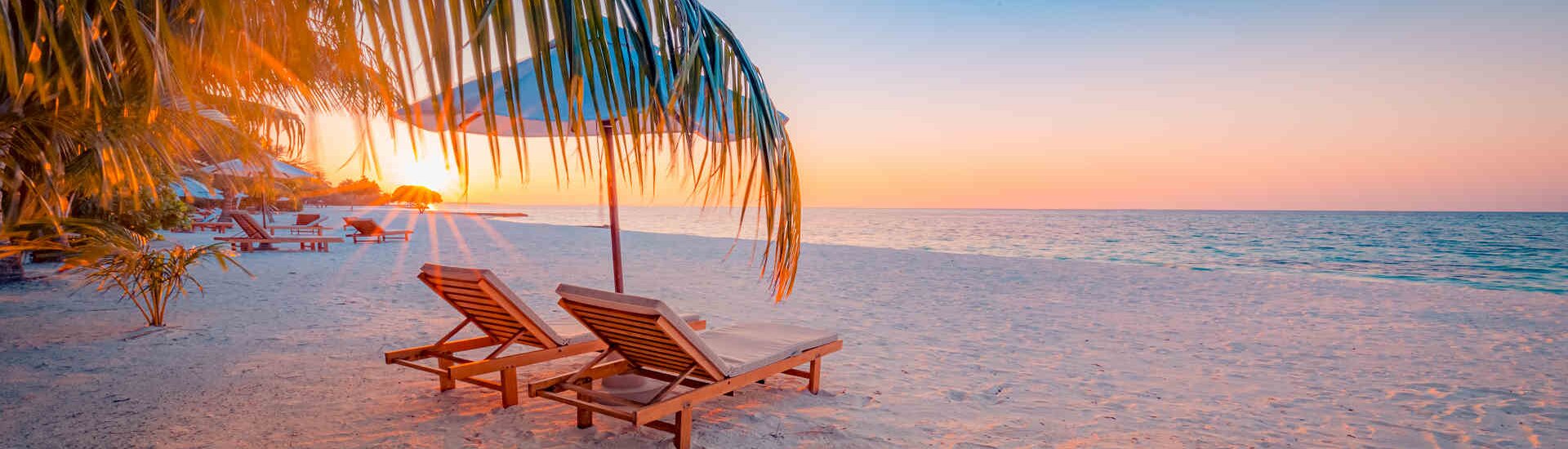 Bild eines atemberaubenden Sonnenuntergangs über einem der Schönsten Strände von Thailand