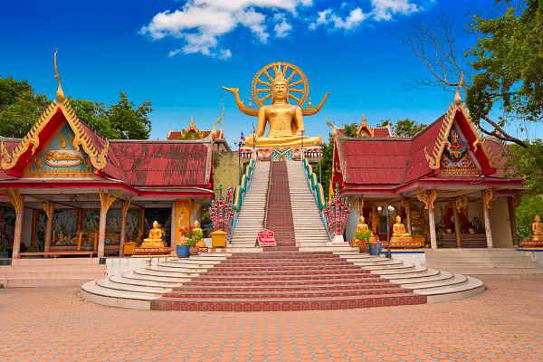 Big Buddha Tempel auf Koh Samui mit goldener Statue und Treppenaufgang