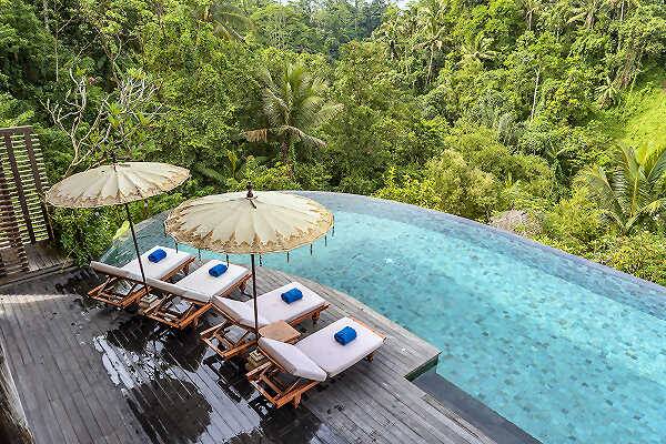 Luxusresort auf Bali mit Infinity Pool und Blick auf tropischen Regenwald