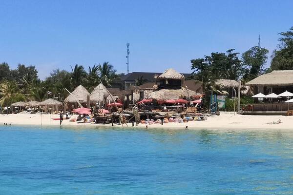 Zodiac See Sun Beach Bar am Sunrise Beach auf Koh Lipe mit türkisfarbenem Meer